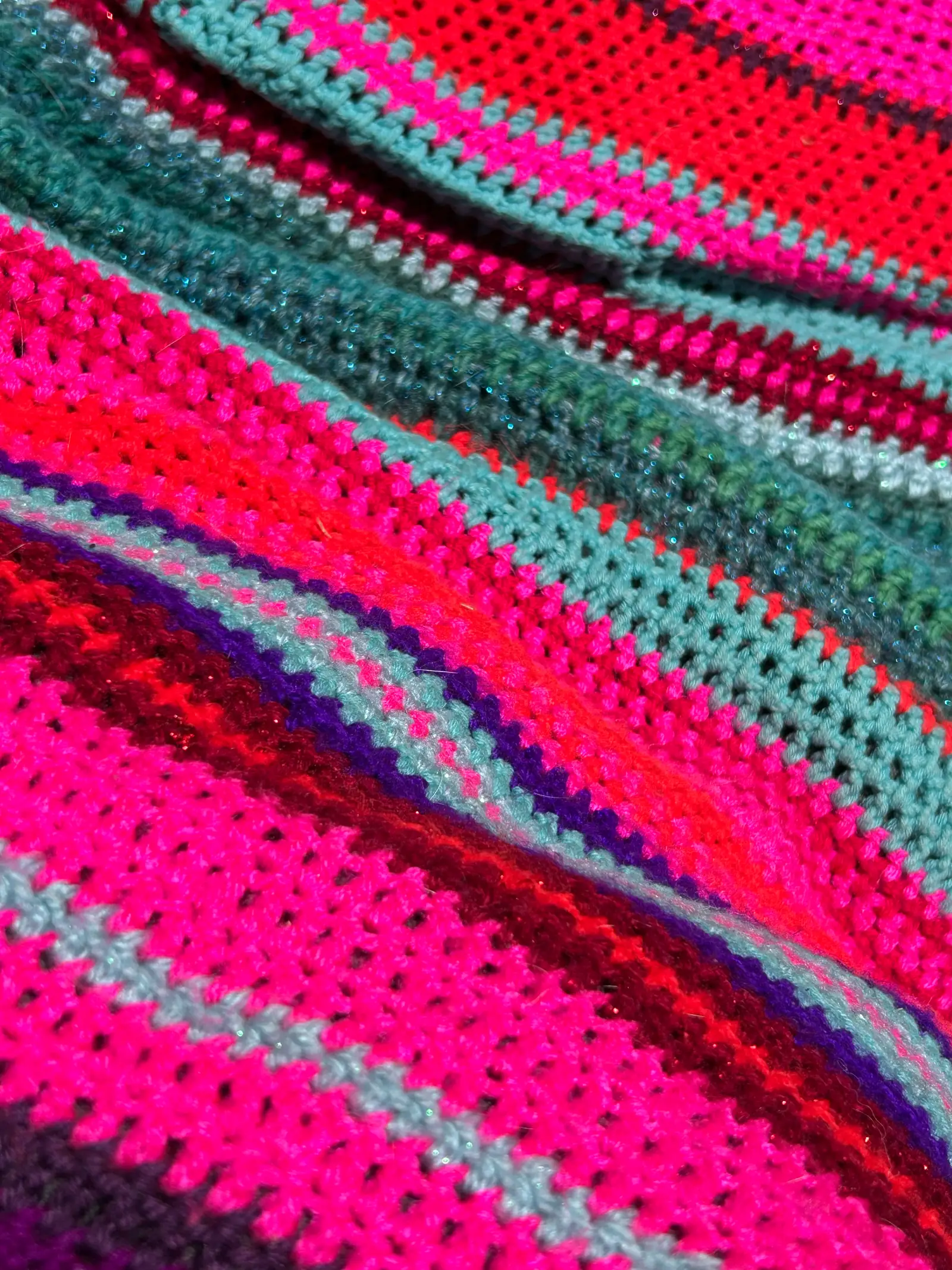 Detail pruhovaného háčkovaného vzoru